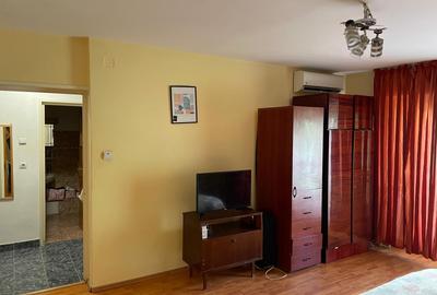 Calea Calarasilor, garsoniera spatioasa , bloc 1990, 104000 E. - 3