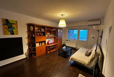 Apartament cu 4 camere decomandat în Tei