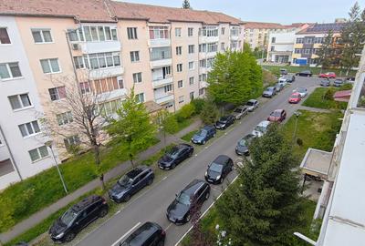 Apartament cu 3 camere semidecomandat, mobilat în Cedonia