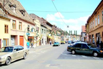 Apartament cu 2 camere semidecomandat, mobilat în Central