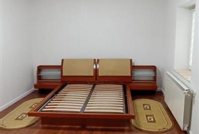 Apartament cu 3 camere decomandat în P-ța Unirii