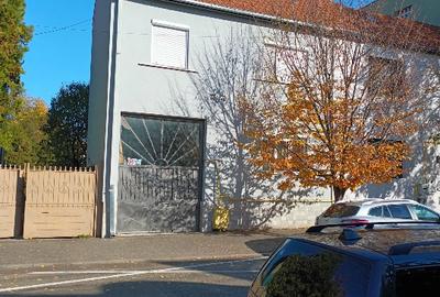 Casa cu etaj, 4 camere, central, acces in curte cu masina - 1