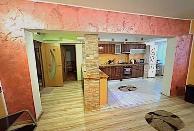 Apartament cu 3 camere decomandat, mobilat în Micro 14