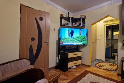 Apartament cu 3 camere semidecomandat, mobilat în Vest