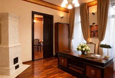 Nivel in vila interbelica, sectiunea Special, loc parcare, Central, Brasov - 1