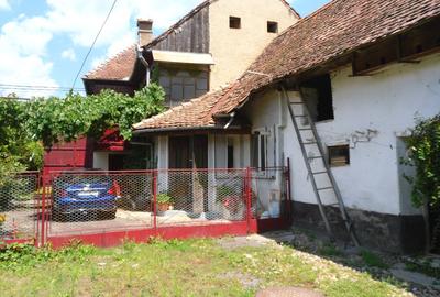 Casa/ gospodarie  saseasca in sat Bunesti, judet Brasov. Pe drumul spre VISCRI. - 2
