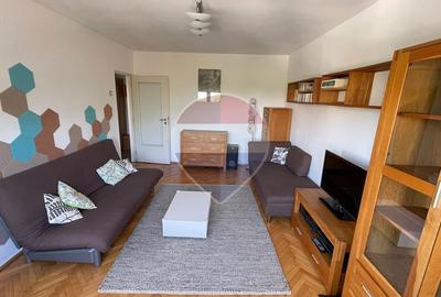 Apartament cu 3 camere decomandat, mobilat în P-ța Spitalului