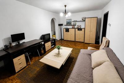 Apartament cu 2 camere semidecomandat, mobilat în Central