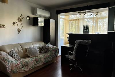 Apartament cu 3 camere semidecomandat, mobilat în Podu Roș