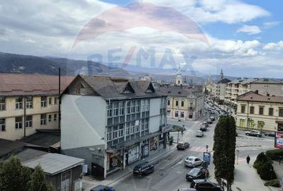 Apartament cu 4 camere de vânzare,  str. 1 Decembrie 1918 - 1