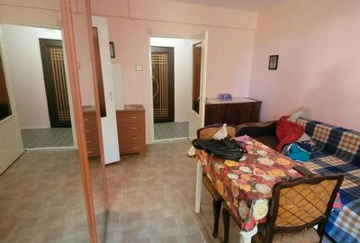 De vanzare garsoniera decomandata, strada Spicului, et 1 - 7