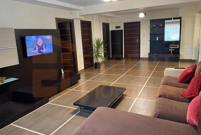 Apartament cu 3 camere semidecomandat, mobilat în Mamaia