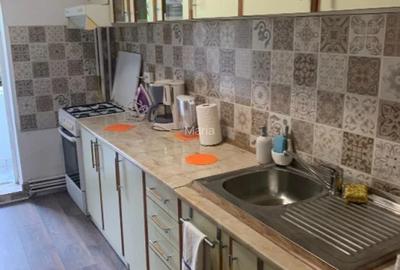 Apartament cu 3 camere decomandat, mobilat în Între Lacuri