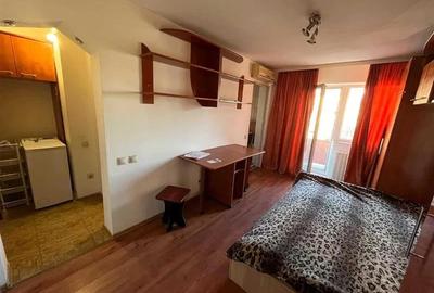 Garsoniera de vanzare etaj 3 cu balcon zona Spitalul Judetean