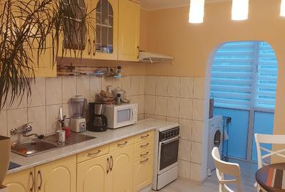 INCHIRIEZ APARTAMENT 2 CAMERE,ETAJ 2 STRAND