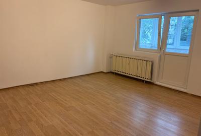 Vanzare-Sebastian, parc ,2 camere, 1/8, decomandat, bl. 95, liber, 118000 E - 1