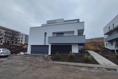 Vand apartament cu 3 camere, zona Razoare