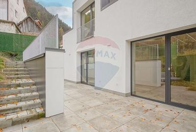 La poalele Tâmpei — vilă contemporană în Schei - 25