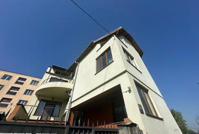 Casă individuală cu 8 camere în Craiter