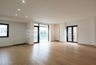 Apartament cu 4 camere decomandat în Kiseleff