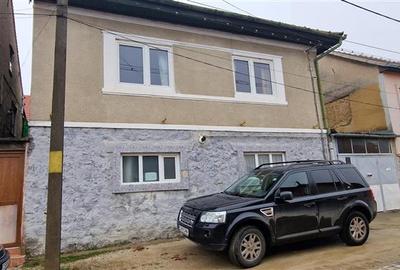 Casă individuală cu 6 camere în Muncitoresc