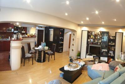 Apartament cu 3 camere decomandat, mobilat în Apollo