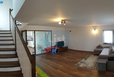 Casă cu 4 camere în Săsar