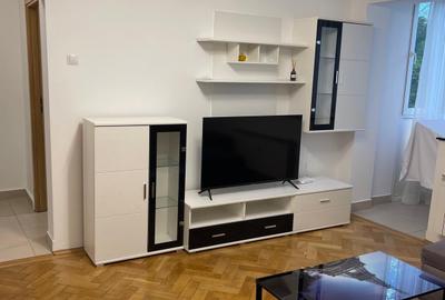 Apartament cu 2 camere semidecomandat, mobilat în P-ța Victoriei