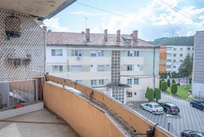 Apartament cu 3 camere decomandat, mobilat în Moinești