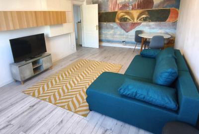 Apartament cu 3 camere decomandat, mobilat în P-ța Victoriei