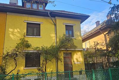 Casă cu 5 camere în Vatra Luminoasă