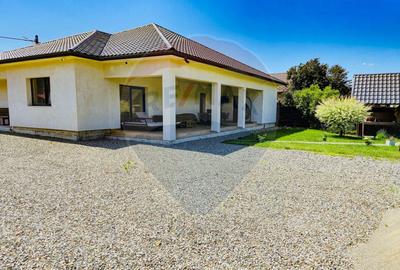 Casă individuală cu 5 camere în Petrova