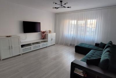 Vanzare apartament cu 3 camere , zona Micro 20, etaj 4/8, bloc din 1989, sup. 77