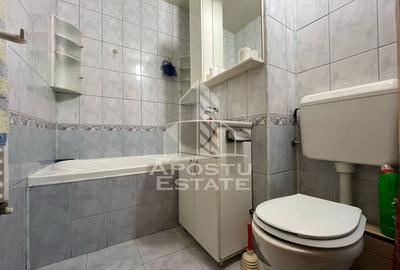 Apartament cu 3 camere, decomandat, etajul 2 , centrala proprie - 8