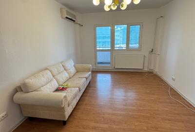 Apartament cu 3 camere decomandat în Democrației