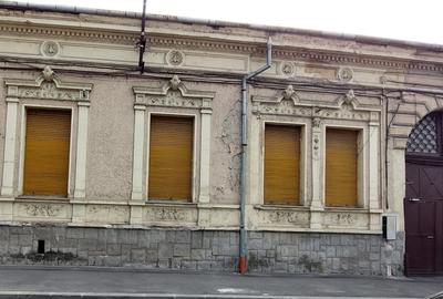 Casa de vanzare – zona centrala, locatie excelenta, front stradal 10m - 1