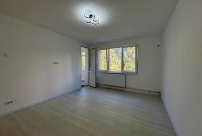 Apartament cu 3 camere semidecomandat în Alexandru Obregia