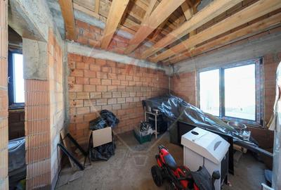 Duplex  la roșu cu 2 apartamente - 6 camere, terase generoase și curte - 17