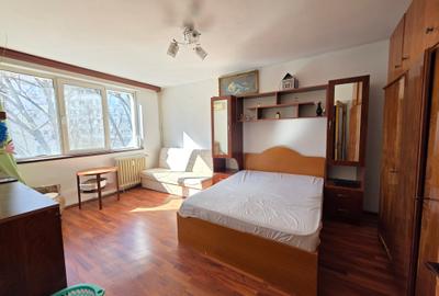 Apartament cu 4 camere decomandat în Titan