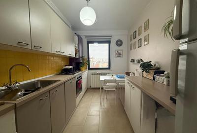Apartament cu 3 camere semidecomandat în Vatra Luminoasă