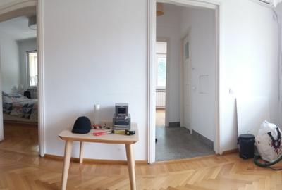 Apartament cu 3 camere semidecomandat în Cișmigiu