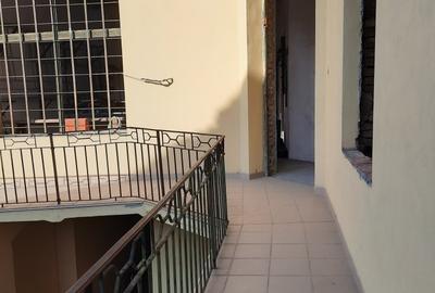 Cladire mixta cu spatii la parter si numeroase incaperi -central - 8