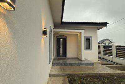 Casă cu 4 camere în Valea Adâncă