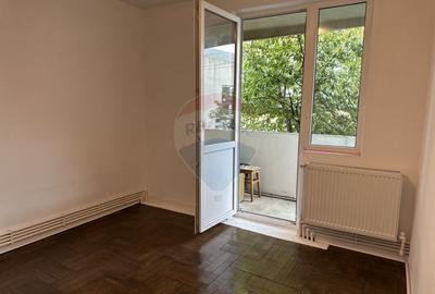 Apartament cu 4 camere de vânzare Roman central - 3