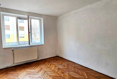 Apartament 3 camere decomandate, etaj 1,cu loc de parcare si boxa, Cl.Romanului - 7