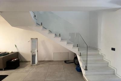 Casă cu 4 camere în Dumbrăvița