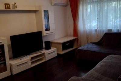 Apartament cu 3 camere decomandat în Far