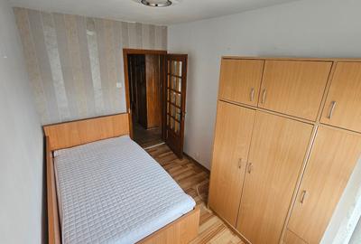 Ofer spre inchiriere apartament cu 3 camere , bucatarie inchisa si hol complet m - 3