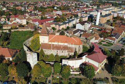 Casă individuală cu 10 camere în Central