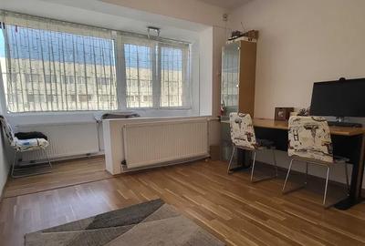 Apartament cu 3 camere semidecomandat, mobilat în Iancului